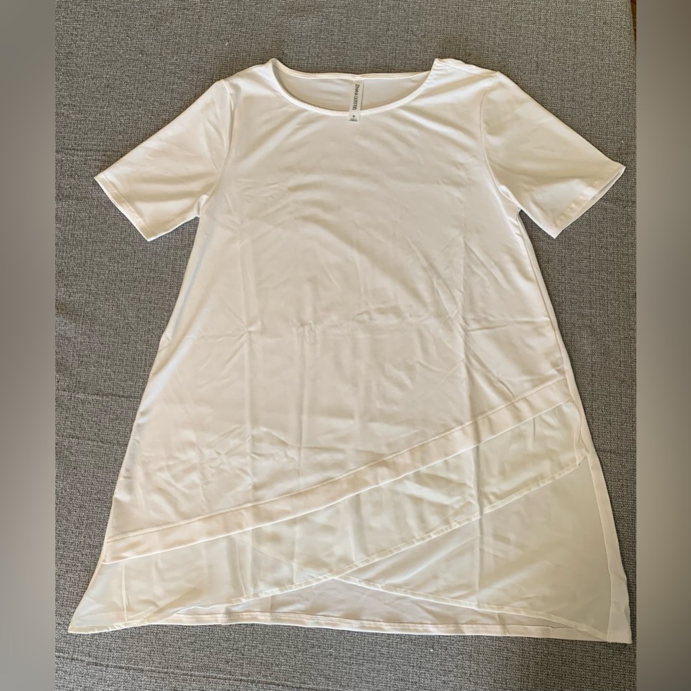 Zenana white tulip hemmed tunic, size Large, never worn
